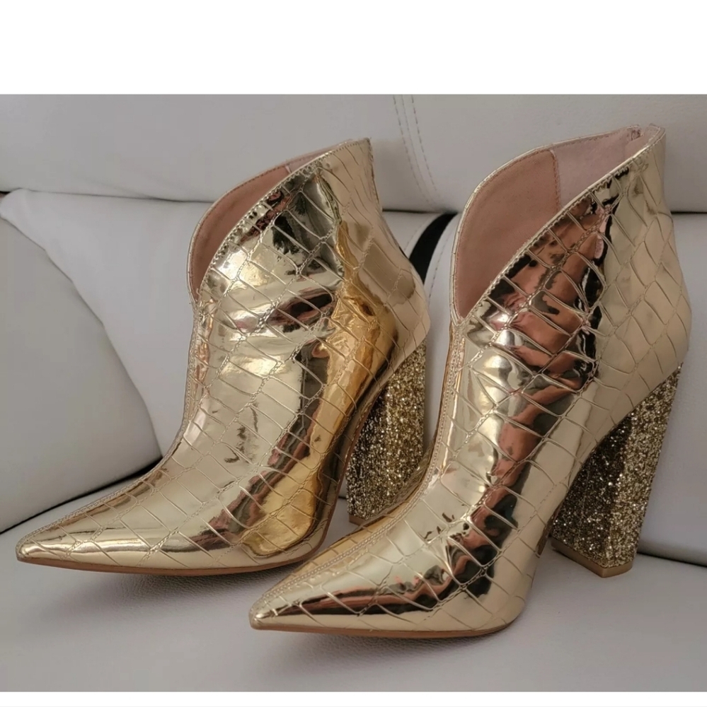 Women's Ankle Boots Size 7 color Gold, Like New ,No Box